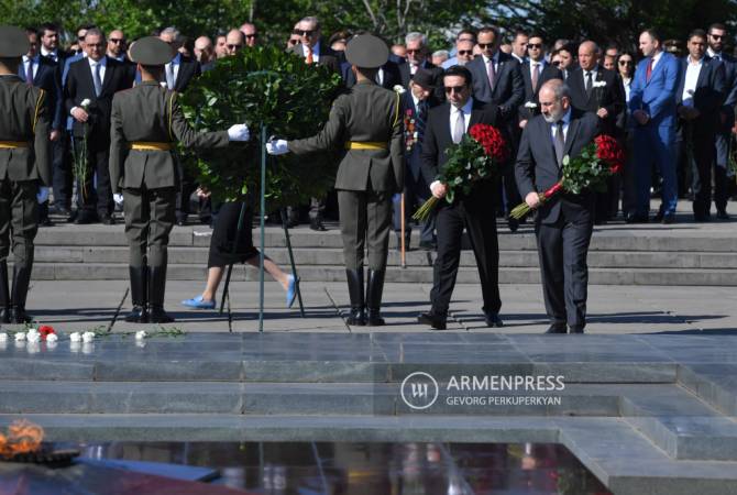 À l'occasion de la Journée de la Victoire et de la Paix, le Premier ministre Pashinyan a 
visité le Parc de la Victoire 
