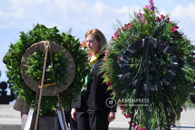 Посол США почтила память армянских героев, погибших во время Второй мировой 
войны