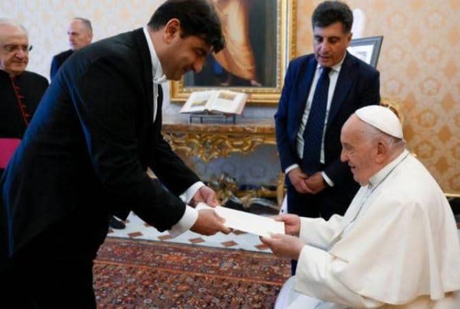 بوريس ساهاكيان يقدم أوراق اعتماده لقداسة البابا فرانسيس الذي يقول أن أرمينيا لها مكانة ودور 
فريدين بالمسيحية والحضارة 
