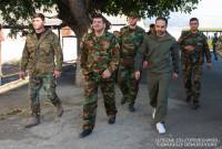 رئيس جمهورية آرتساخ أرايك هاروتيونيان ونائب رئيس وزراء أرمينيا تيكران أفينيان يزوران المقاتلين 