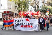 منظمات شباب المجتمع الأرمني بالأرجنتين بدعم من المؤسسات الأرمنية تنظّم مسيرة أمام سفارة 
أذربيجان ضد عدوانها على أرمينيا