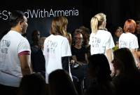 На Неделе моды в Милане армянские модельеры прошлись в футболках с надписью 
«Stand with Armenia»