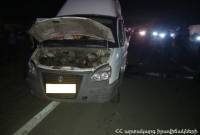 4 morts et 5 blessés ce soir dans un minibus qui est entré en collision avec un camion sur la 
route Armavir-Medzamor