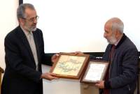 الكاتب والمترجم المعروف إدوارد هاخفيرديان يحصل على الجائزة الأدبية المرموقة-سعادي-من السفارة 
الإيرانية بأرمينيا
