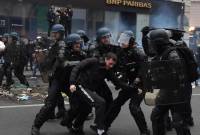 В Париже полиция изъяла петарды и ножи при обысках у более 6 тыс. участников 
марша