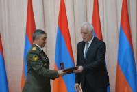 Президент Республики наградил группу военнослужащих по случаю праздника