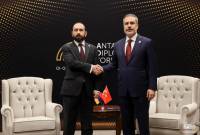 სომხეთის რესპუბლიკის საგარეო საქმეთა მინისტრი თურქეთის რესპუბლიკის 
საგარეო საქმეთა მინისტრს ჰაქან ფიდანს შეხვდა