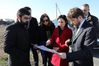 وزيرة التعليم الأرمنية زانا أندرياسيان والسفير الفرنسي بأرمينيا أوليفييه دكوتيني يزوران موقع 
مشروع المدينة الأكاديمية