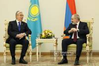 尼古拉·帕希尼扬和卡西姆-朱马尔特·托卡耶夫讨论了发展亚美尼亚-哈萨克斯坦合作的一系
列问题。