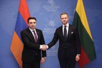 رئيس البرلمان الأرمني آلان سيمونيان يلتقي وزير خارجية ليتوانيا غابرييليوس لاندسبيرجيس الذي 
يعرب عن دعم بلاد لأرمينيا