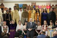  Le Premier ministre est présent au spectacle " Roi Pap " à l'invitation des élèves de l'école 
secondaire de Zar