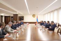 Le ministre de la Défense discute de la coopération entre l'Arménie et la France avec une 
délégation française