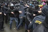 Силовики в Тбилиси оттеснили демонстрантов от здания парламента