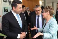 رئيس البرلمان الأرمني آلان سيمونيان يعقد اجتماعات مع رئيس مجلس الشيوخ الكندي ريمون 
جانييه ونائبة رئيس البرلمان القطري 