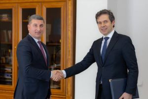 گفتگوی وزیر مدیریت منطقه‌ای و زیرساخت‌های جمهوری ارمنستان و سفیر یونان  در خصوص 
همکاری های دو جانبه