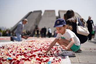 Ermeni Soykırımı Anıt Kompleksi'nde 24 Nisan'da bırakılan 
çiçeklere yeni bir hayat