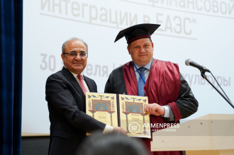 Conferencia internacional "Profundización de integración 
financiera en UEEA" e inauguración de piscina de la 
Universidad Armenia-Rusa, el centro de estudios rusos, sala 
de conferencias y sala de audiencias
