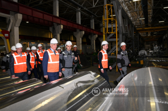 Le président Vahagn Khatchatourian visite des entreprises 
de transformation et de technologie 