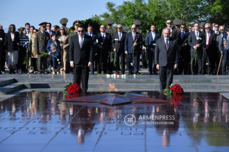 Премьер-министр РА в парке “Победа” почтил память 
героев
