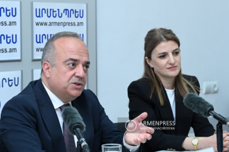 Conferencia de prensa de Alexander Bazarchyan, director 
del Instituto Nacional de Salud del Ministerio de Salud de 
Armenia, y Karine Abrahamyan, asesora del director