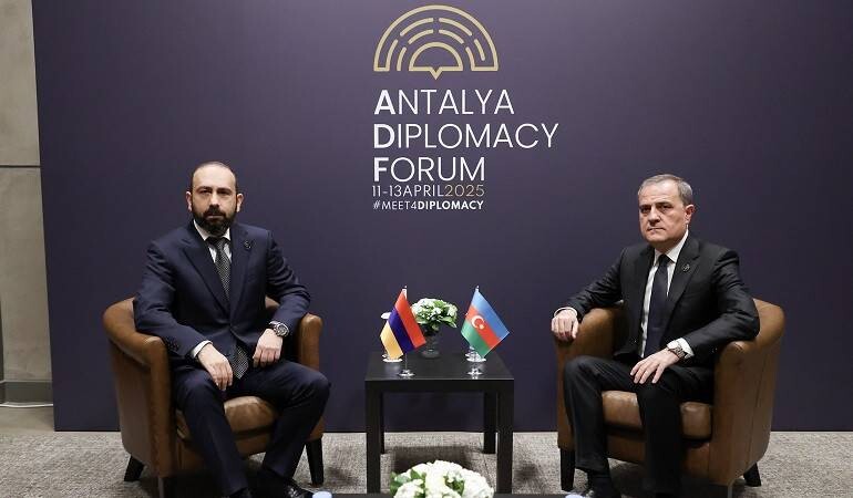 Réunion des ministres des Affaires étrangères d'Arménie et d'Azerbaïdjan