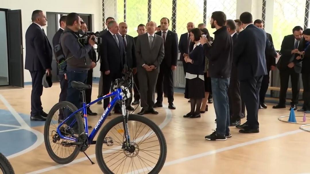 PM Pashinyan inspects renovation at Vanadzor school