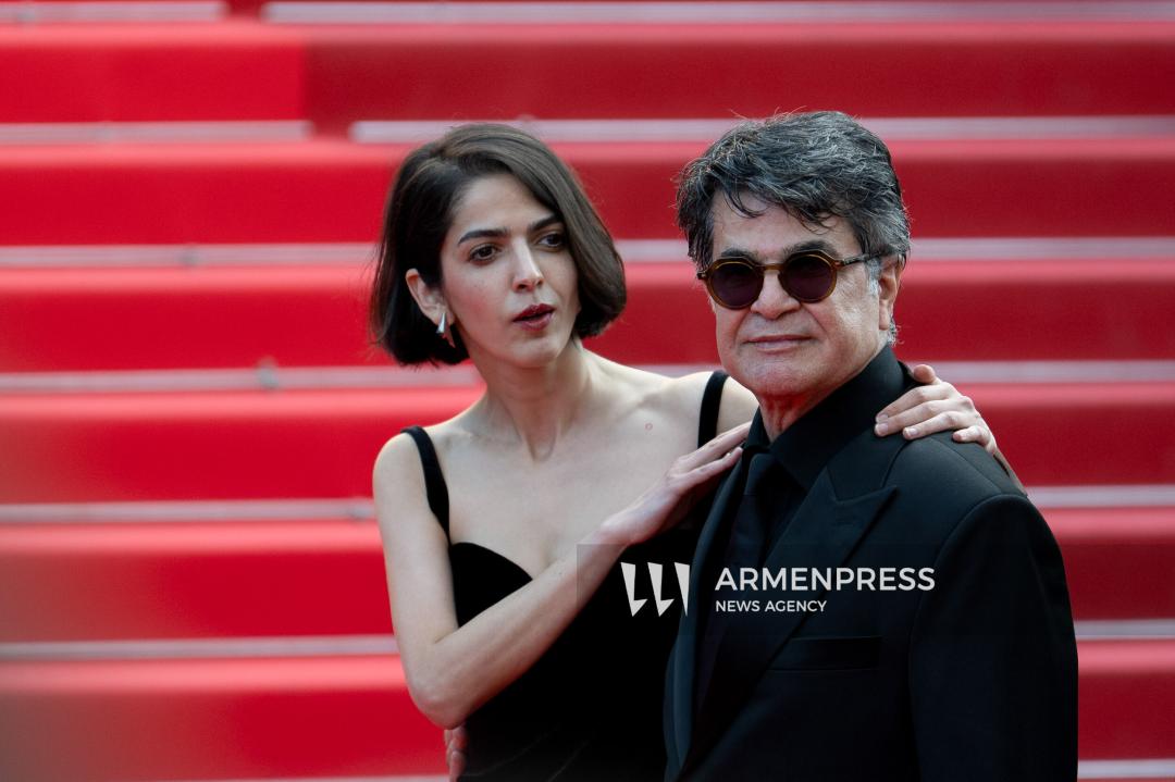 CANNES, FRANCE - MAY 24: Jury President Juliette Binoche, alongside jury members Halle Berry, Payal Kapadia, Alba Rohrwacher, Leïla Slimani, Dieudo Hamadi, Hong Sang-soo, Carlos Reygadas, and Jeremy Strong, attend the Closing Ceremony red carpet at the 78th annual Cannes Film Festival
