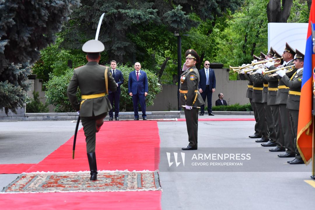 Պետական այցով ՀՀ ժամանած Ֆրանսիայի նախագահի դիմավորման արարողությունը