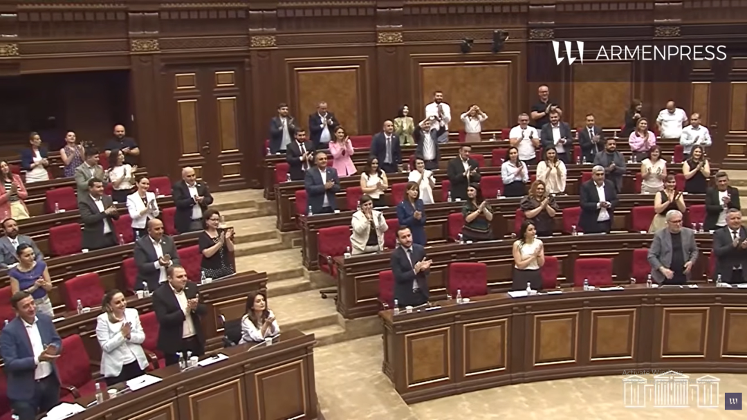 В Национальном Собрании стоя, аплодисментами выразили благодарность Алену Симоняну и Акопу Аршакяну
