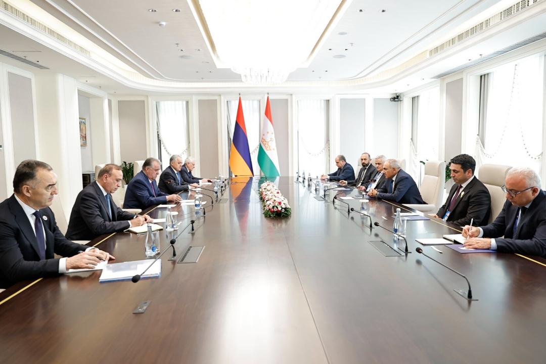 Տեղի է ունեցել վարչապետ Նիկոլ Փաշինյանի հանդիպումը Տաջիկստանի նախագահ Էմոմալի Ռահմոնի հետ