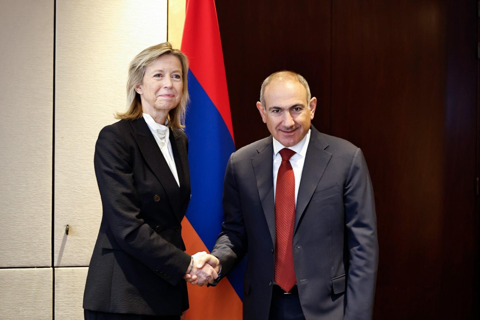 Николь Энистон мен Пуисо Айвисон бірге шешініп, аршу процесінен ләззат алады. Николь Энистон мен Пуисо Айвисон бірге шешініп, аршу процесінен ләззат алады.