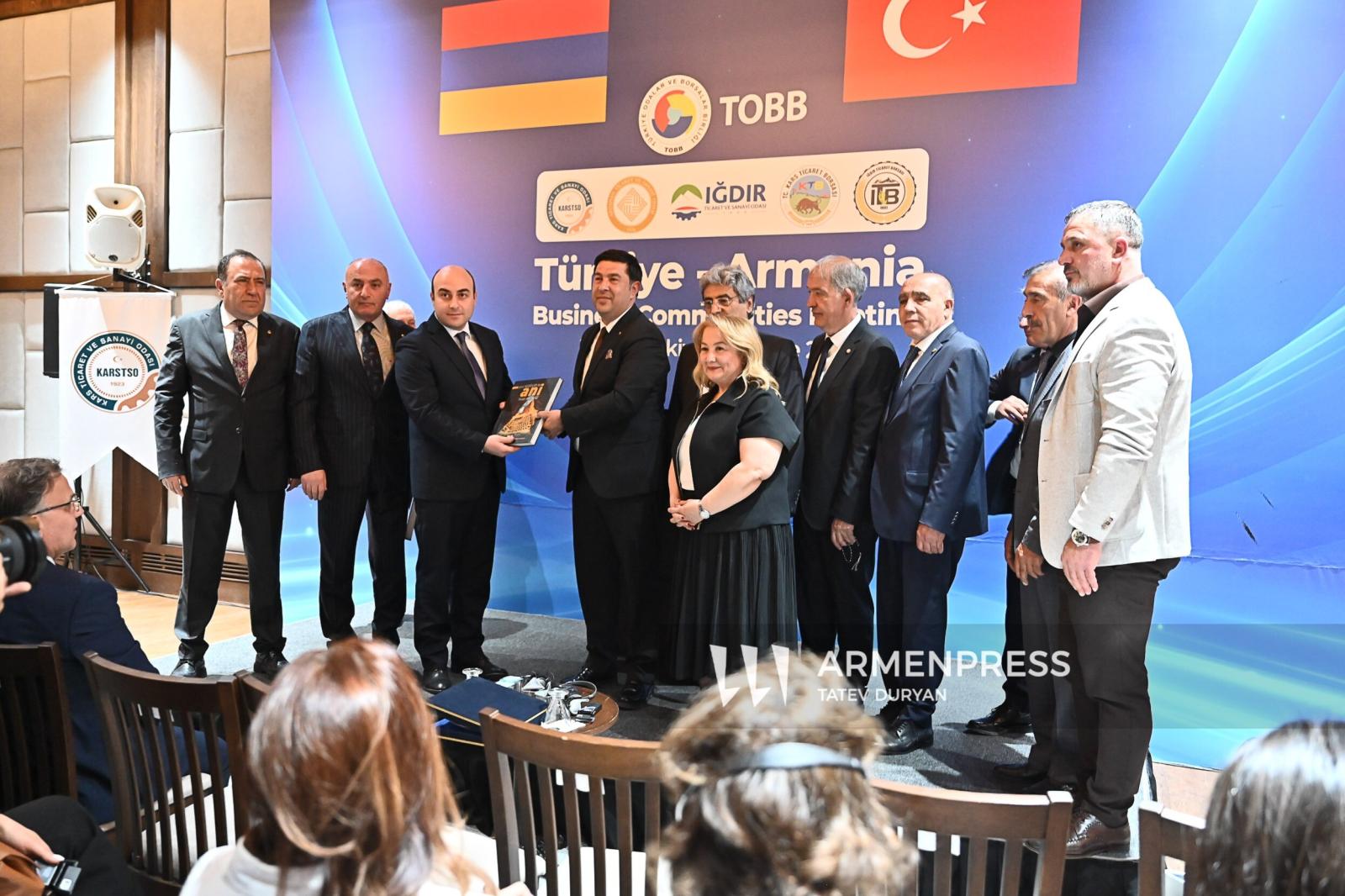 Հայաստանի գործարար համայնքի ներկայացուցիչները հատել են Հայաստան–Թուրքիա ցամաքային սահմանը և մեկնել Կարս՝ մասնակցելու Թուրքիայի գործարար համայնքի ներկայացուցիչների հետ հանդիպմանը