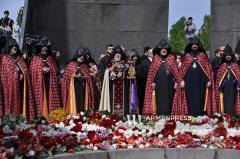 Karekin II commemorates Armenian Genocide victims at Tsitsernakaberd Memorial