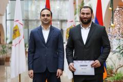 Տիգրան Ավինյանը պարգևատրել է երևանցի լավագույն մարզիկներին և մարզիչներին