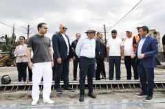 رئيس الوزراء الأرمني نيكول باشينيان يزور موقع بناء جسر كييفيان قيد الترميم ويطّلع على سير العمل فيه
