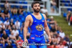 Armenian wrestlers Aslanyan and Galstyan advance to World Championships quarterfinals