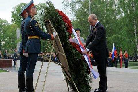 Путин возложил венок к Могиле Неизвестного солдата в Москве