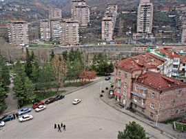 Սոցիալապես անապահով երեխաները Կապանում բակային ճամբար ունեն