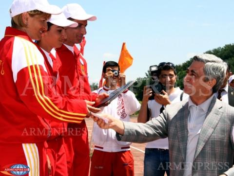 Serzh Sargsyan awarded "Best Sport Family 2012" winners