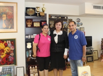 Minister of Diaspora awarded Los Angeles Armenian dance group leader with “Komitas” medal 