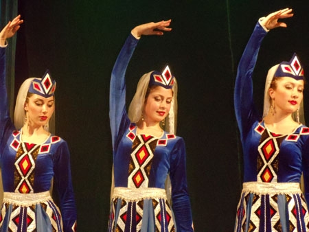  “Let’s dance together”: each Sunday toung people of Gyumri learn national dances 