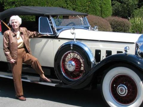 102 years old Michigan woman still drives her 1930 Packard