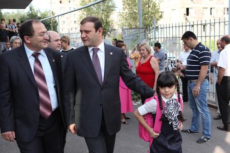 Քաղաքապետ Տարոն Մարգարյանն իր զավակներին ուղեկցել է դպրոց 