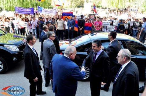 ՆԱՏՕ-ի գլխավոր քարտուղարին հայ երիտասարդները դիմավորեցին արդարության կոչերով
