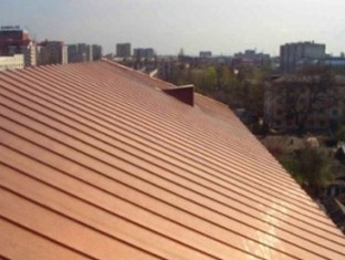 Իջեւանում շենքի տանիքից ճաղավանդակներ են կախվել 