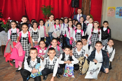 Dasaran.am-ը համակարգիչ է նվիրել Երևանի թիվ 174 դպրոցին
