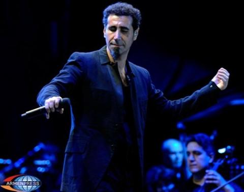 Serj Tankian and Arto Tuncboyaciyan participated in a concert held in USA  to support  Syrian Armenians 