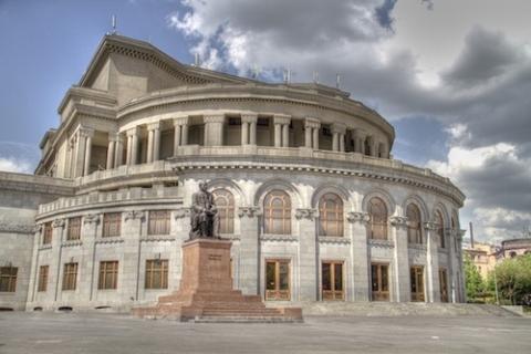 Opera and Ballet Theatre staff is left without stage, but not without work