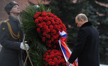 Путин возложил венок к Могиле Неизвестного солдата в Москве