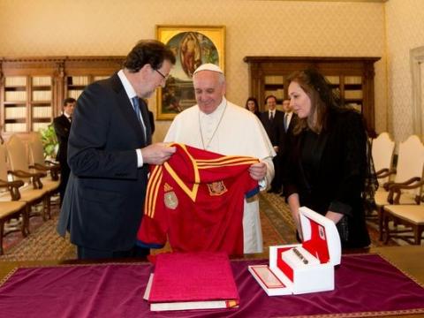 Հռոմի պապին Իսպանիայի հավաքականի մարզաշապիկ են նվիրել